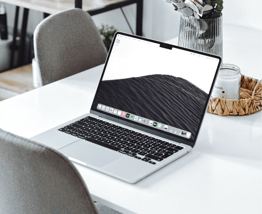 Můj kolega se jmenuje Mac.